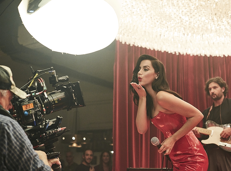 Ana de Armas protagoniza el nuevo corto de Campari