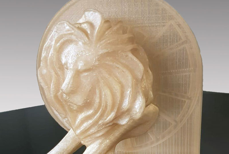 Leones de plástico reciclado