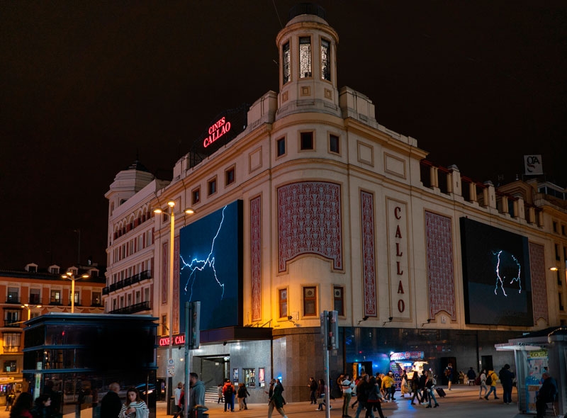 Rayos y apagón en Callao para lanzar lo nuevo de Carolina Herrera