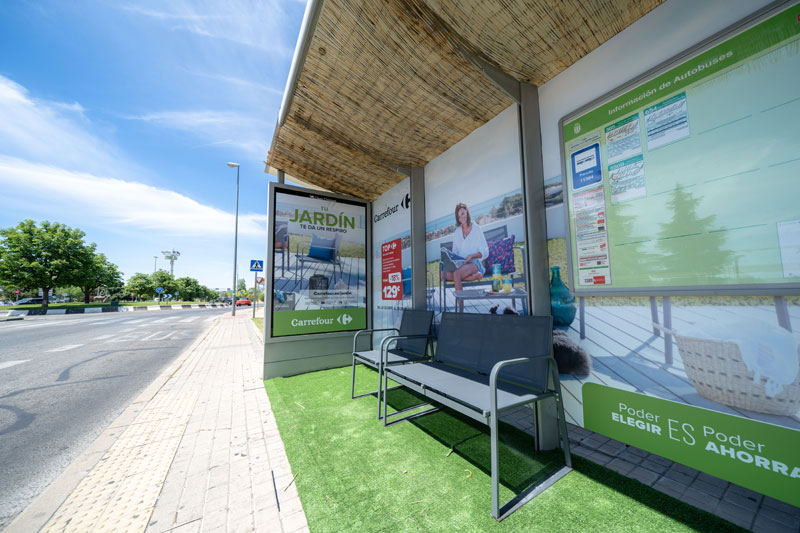 Carrefour convierte las marquesinas de bus en jardines