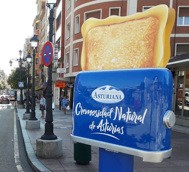 Tostadoras 3D gigantes de Central Lechera Asturiana en las calles