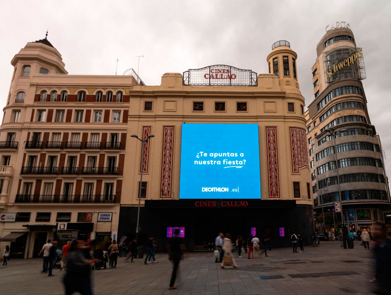 Decathlon esconde tarjetas regalo por Madrid y Barcelona