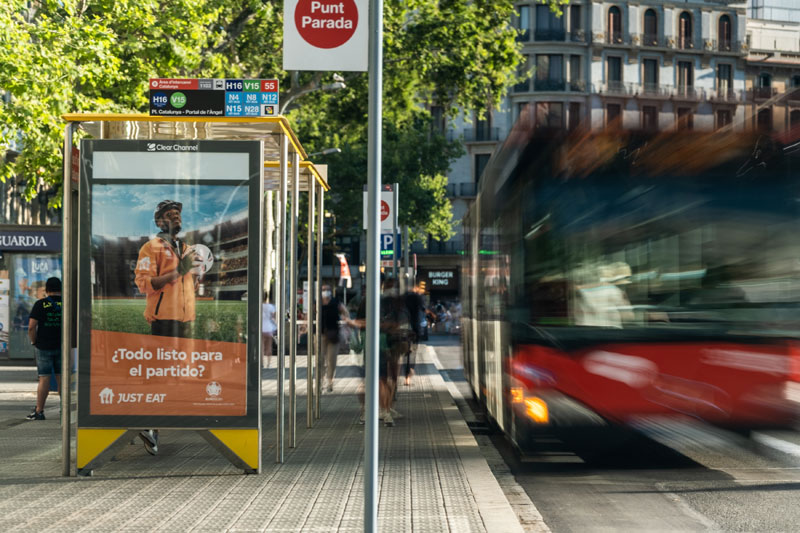 Clear Channel renueva la explotación de las marquesinas de Barcelona