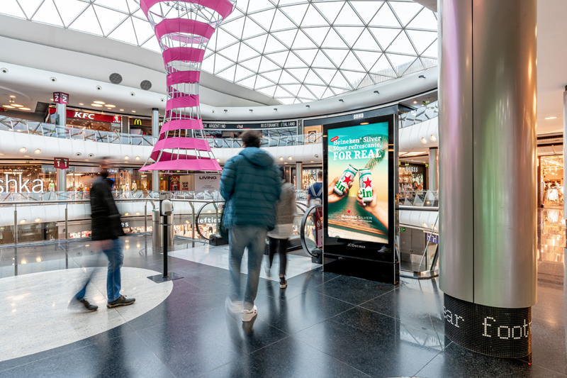 JCDecaux lleva compra programática a los centros comerciales