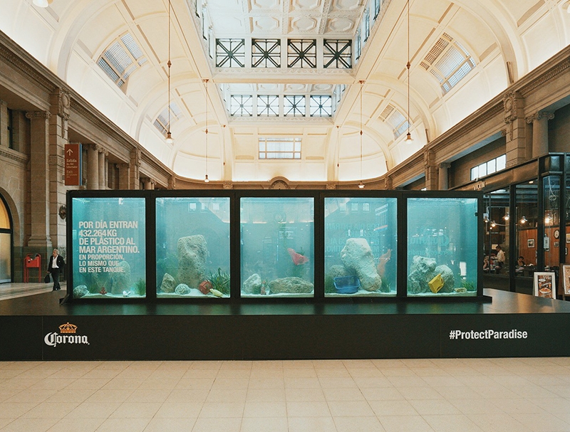 Corona lleva un "trozo de mar contaminado" a una estación de tren