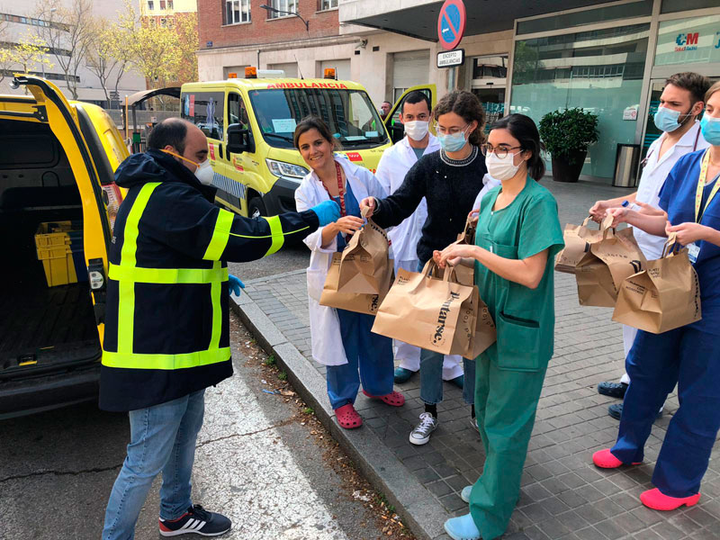 Correos lleva la comida al personal sanitario de los hospitales