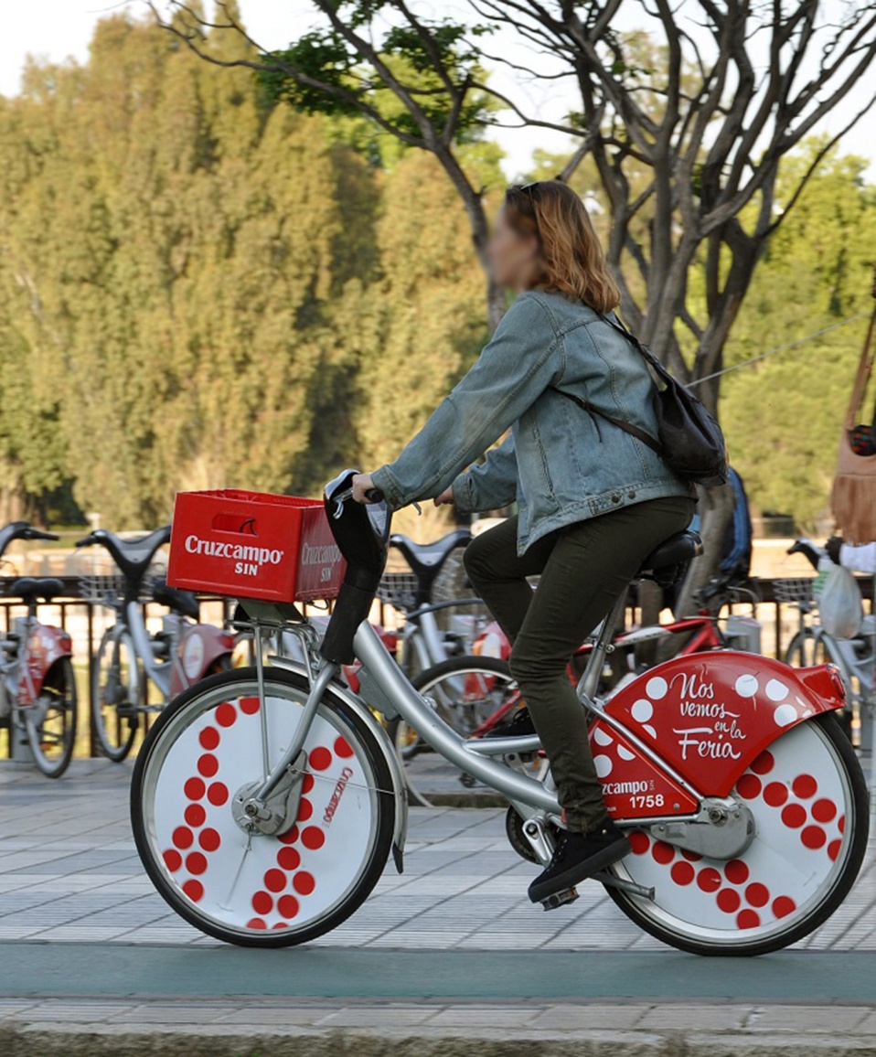Cruzcampo viste las bicis sevillanas de lunares