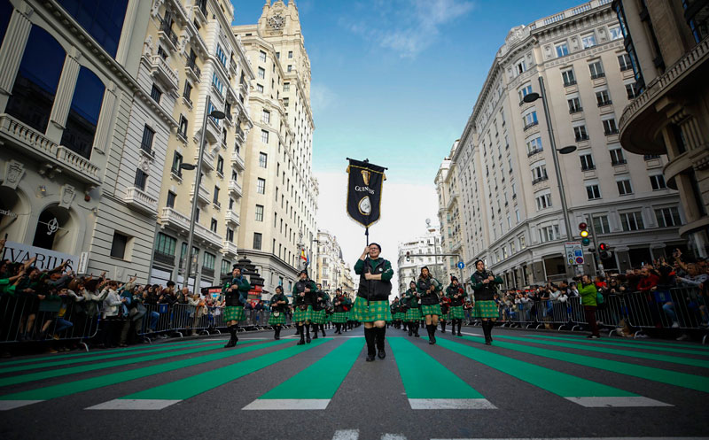 La Gran Vía de Madrid se tiñe de verde en St. Patrick´s