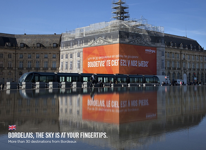 La aerolínea EasyJet lanza una campaña ilegible