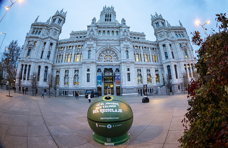 Renovando una pista de baloncesto con vidrio reciclado