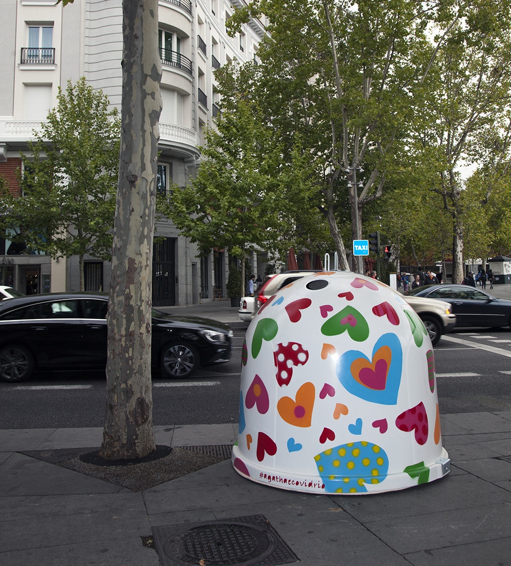 Ágatha Ruiz de la Prada viste los contenedores de Ecovidrio