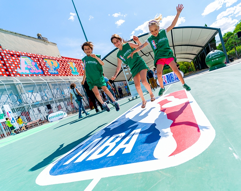 La primera pista de baloncesto reformada con vidrio reciclado