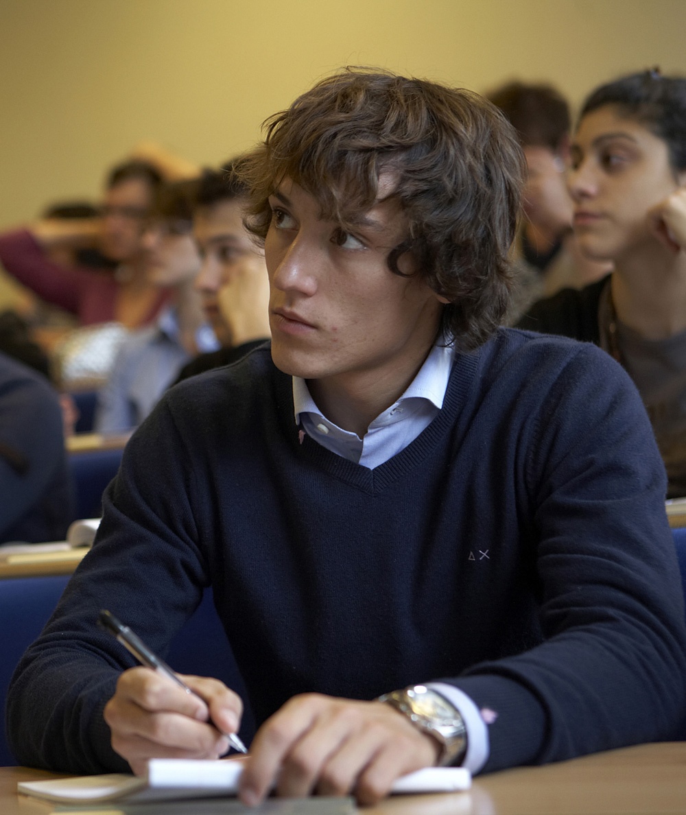 Encuentra a tu doble y gana una beca