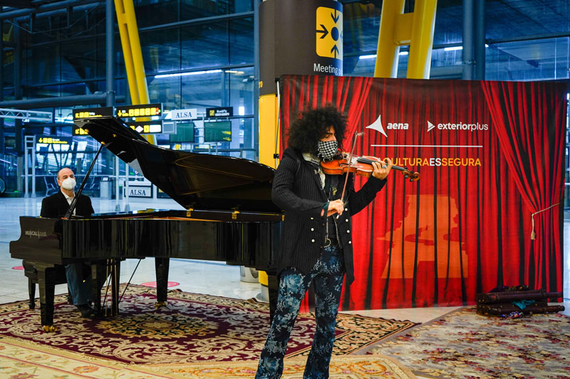 Ara Malikian felicita el Año Nuevo en el aeropuerto de Madrid