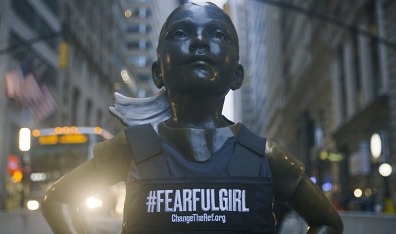 La "fearless girl" de Wall Street luce un chaleco antibalas