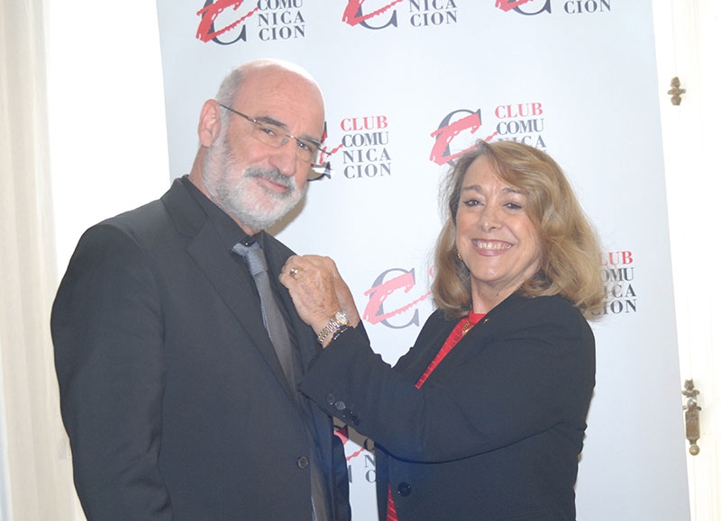 Fernando Aramburu recibe la C de Oro de la Comunicación