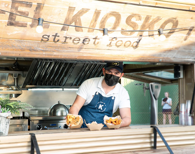 Food truck de El Kiosko en la explanada del Wanda Metropolitano