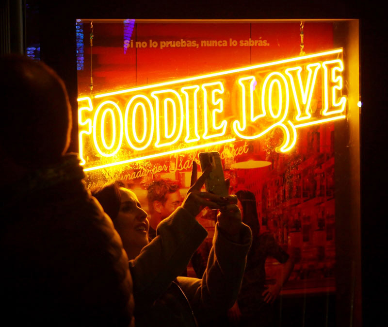 Luces de neón para el estreno de la serie "Foodie Love"