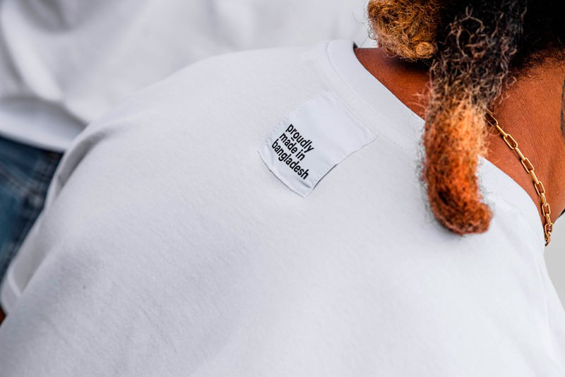 Camisetas con la etiqueta de sostenibilidad laboral por fuera