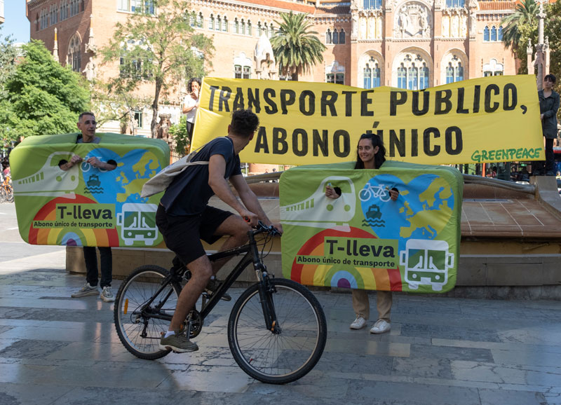 Lona de Greenpeace para pedir un abono único de transporte