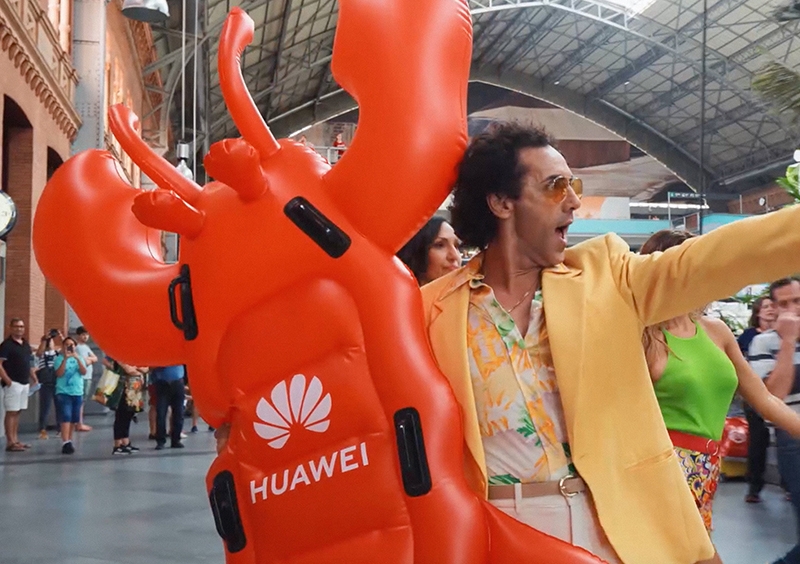 Huawei sorprende a los viajeros de Atocha con un flashmob