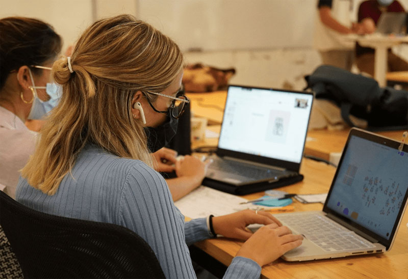 Becas de Ironhack y Accenture para formar talento digital femenino