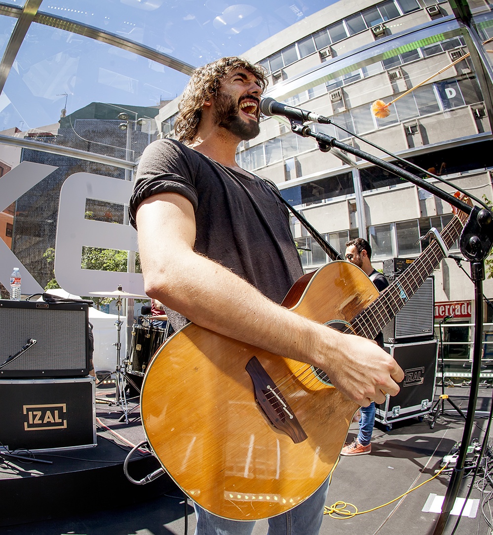 AXE reta a IZAL a dar un concierto silencioso