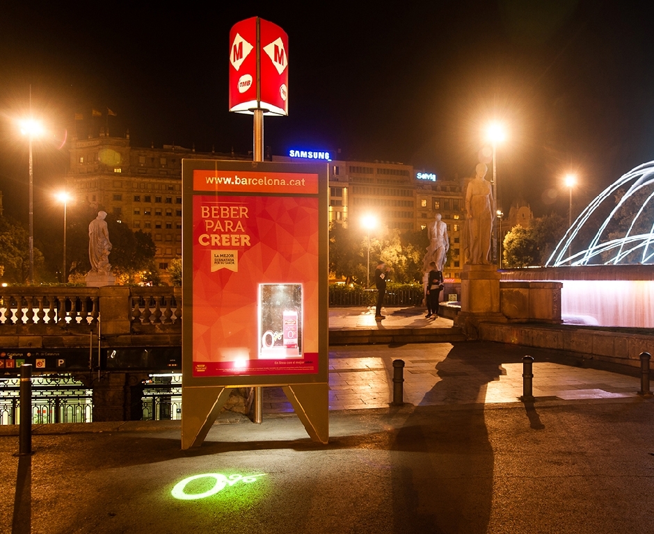 Escaparates luminosos para la nueva leche 0% de Pascual