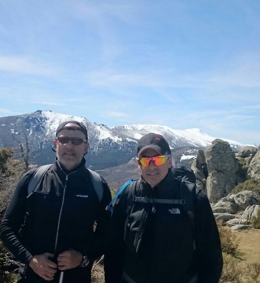 John A. Lynn corona el Kilimanjaro