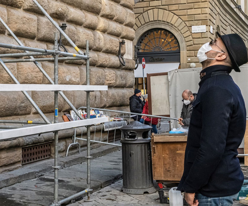 La fachada del Palacio Strozzi se abre en canal