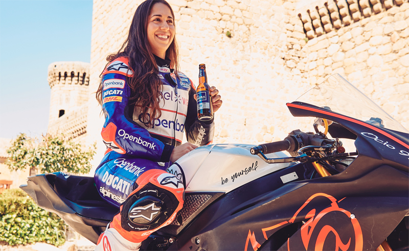 La piloto María Herrera en la serie de Cerveza La Sagra