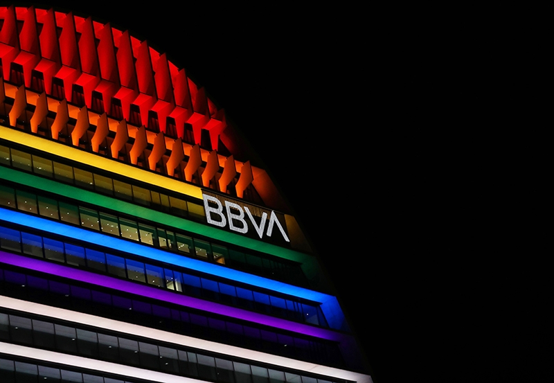 BBVA ilumina su sede con los colores de la bandera LGTBI