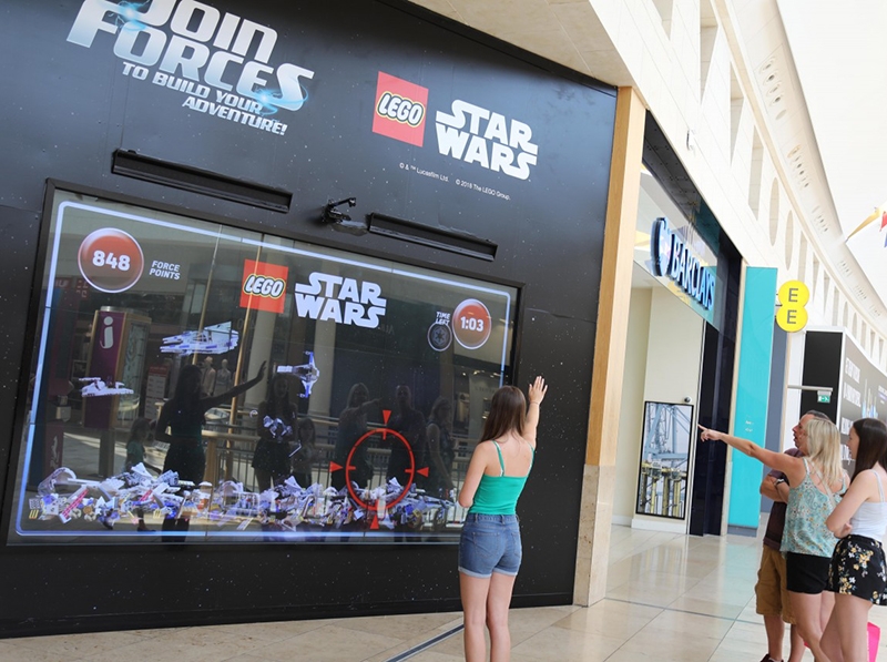 Fans de "Star Wars" flipan con el escaparate interactivo de Lego