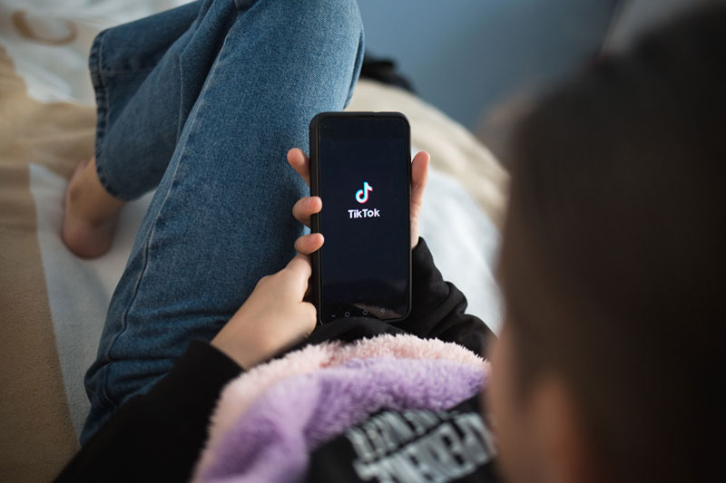 TikTok pone un límite automático de consumo para menores