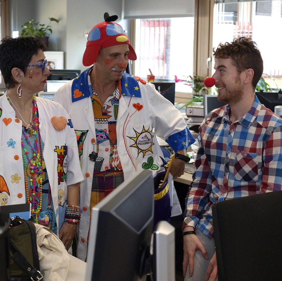Los Doctores Sonrisa irrumpen en la oficina