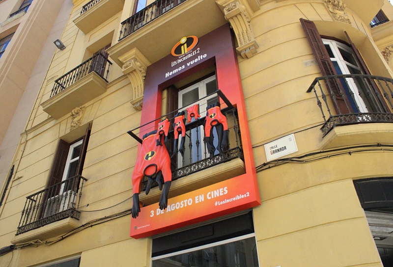 "Los Increíbles" tienden su ropa en un balcón malagueño