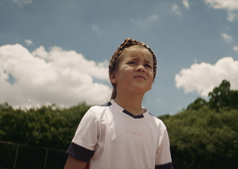 Banco Santander presenta a Mahia, capitana de un club de fútbol masculino