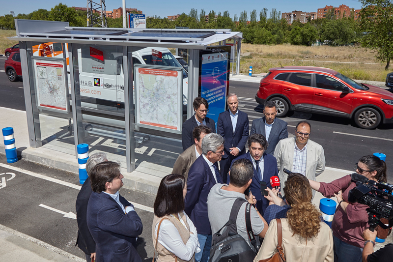 Clear Channel despliega marquesinas solares autosuficientes