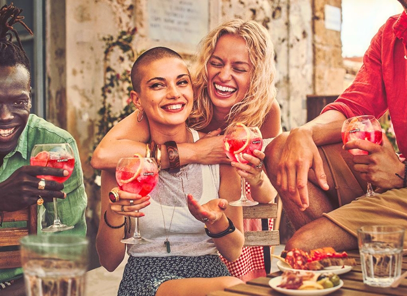 "Martini Time" celebra el contacto real con los amigos