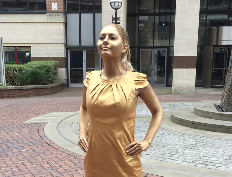 Se disfraza de "Fearless Girl" y consigue trabajo en McCann