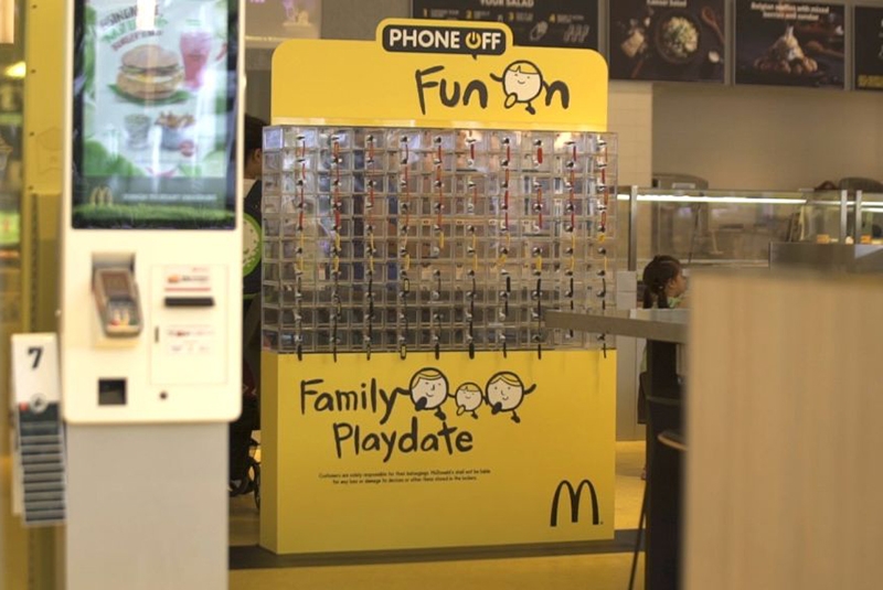 McDonalds instala "lockers" para guardar los móviles