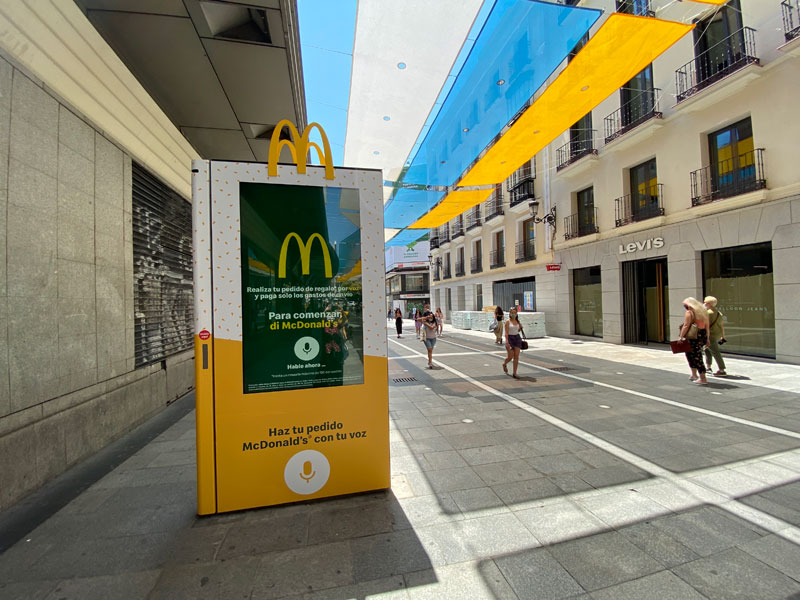 McDonald´s lanza mupis para hacer pedidos con voz