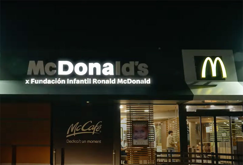 McDonald´s ilumina cuatro letras de su nombre: "dona"