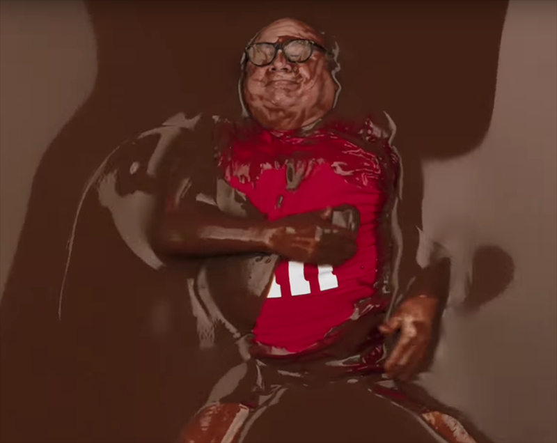 El baño chocolateado de Danny de Vito