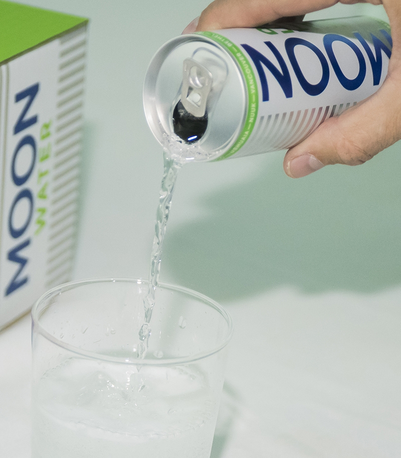 Llega Moonwater, un refresco embotellado en luna llena
