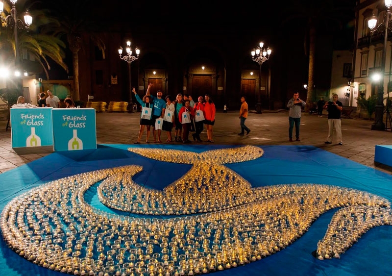 Frieds of Glass monta su IV Mosaico Solidario de Vidrio