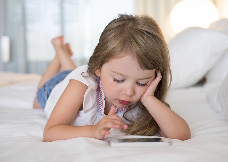 Los niños pasan cinco horas diarias frente a alguna pantalla