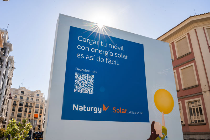 Mupi cargador de móviles con paneles solares