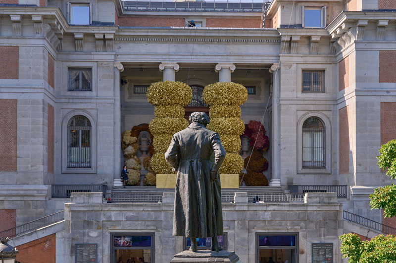 El Prado viste su fachada clásica con un decorado barroco