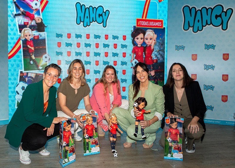 Nancy se viste con el uniforme de la selección femenina de fútbol